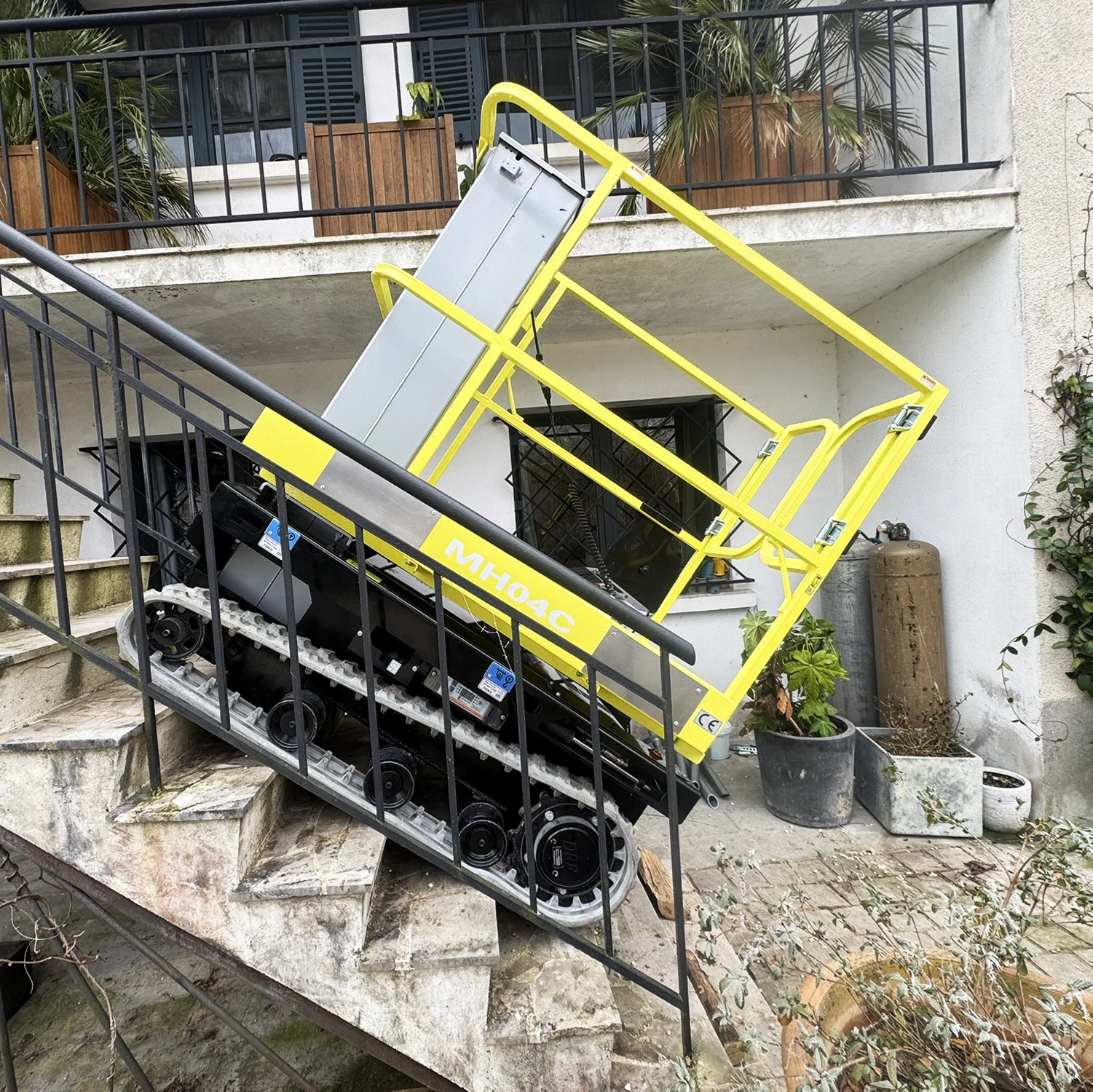 Nacelle sur chenilles professionnelle Zentrax Microlev 400 - Vue en situation dans les escaliers