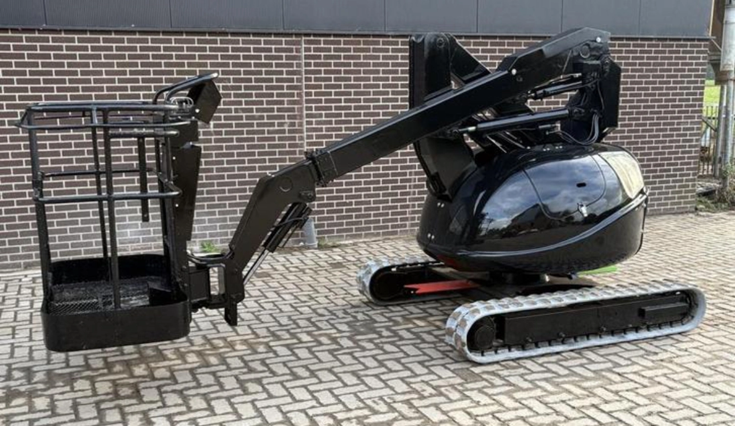 Nacelle sur chenilles professionnelle NAGANO 070 pour travail en hauteur sur terrain difficile